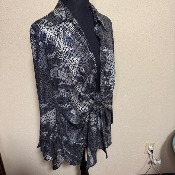 Mishca Stylish Black and Gray Tie-Front Blouse Reptile Snake Metallic Cardigan - Picture 2 of 7